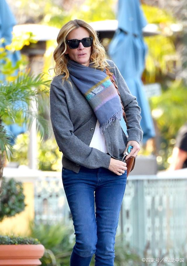 朱莉娅·罗伯茨现身街头,"大嘴"美女姐姐造型十分居家风!